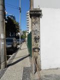 Miniatura para Arquivo:Coluna de pedra da época do Império do Brasil na Rua Ipiranga.jpg